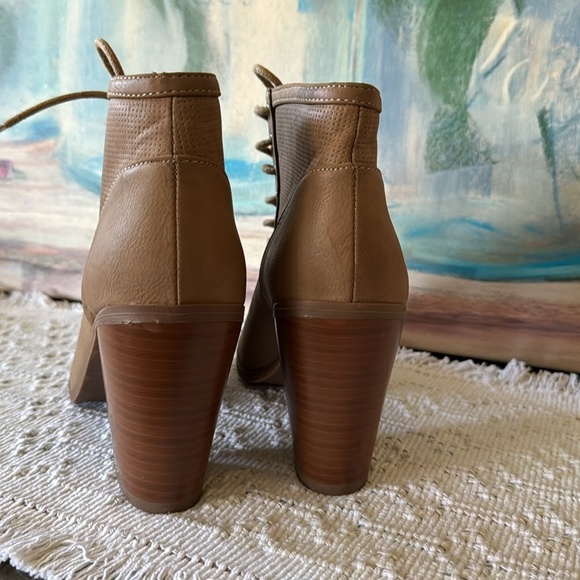 Y-Not? Lace Up Tan Leather Like Perforated Bootie Open Toe Block Heel Sz 7.5 - Picture 4 of 10